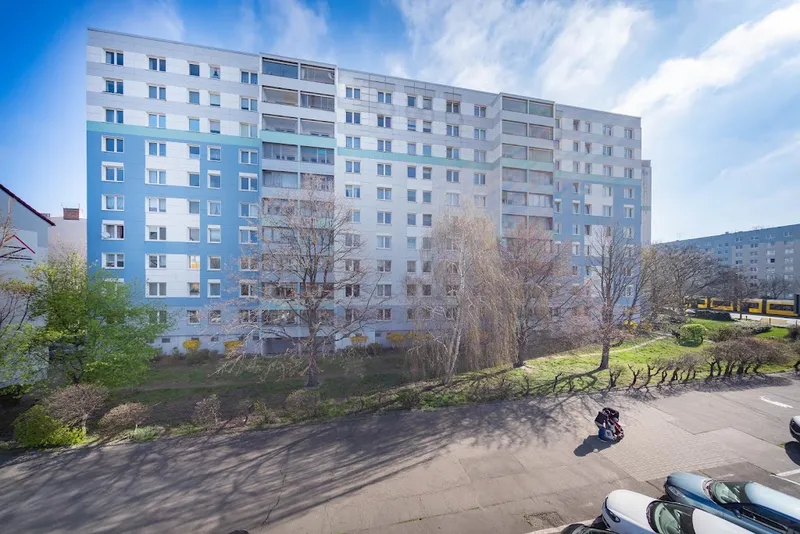 Renovierungsbedürftige Wohnung gegenüber dem SEZ in Prenzlauer Berg ab sofort neu zu vermieten — photo 1